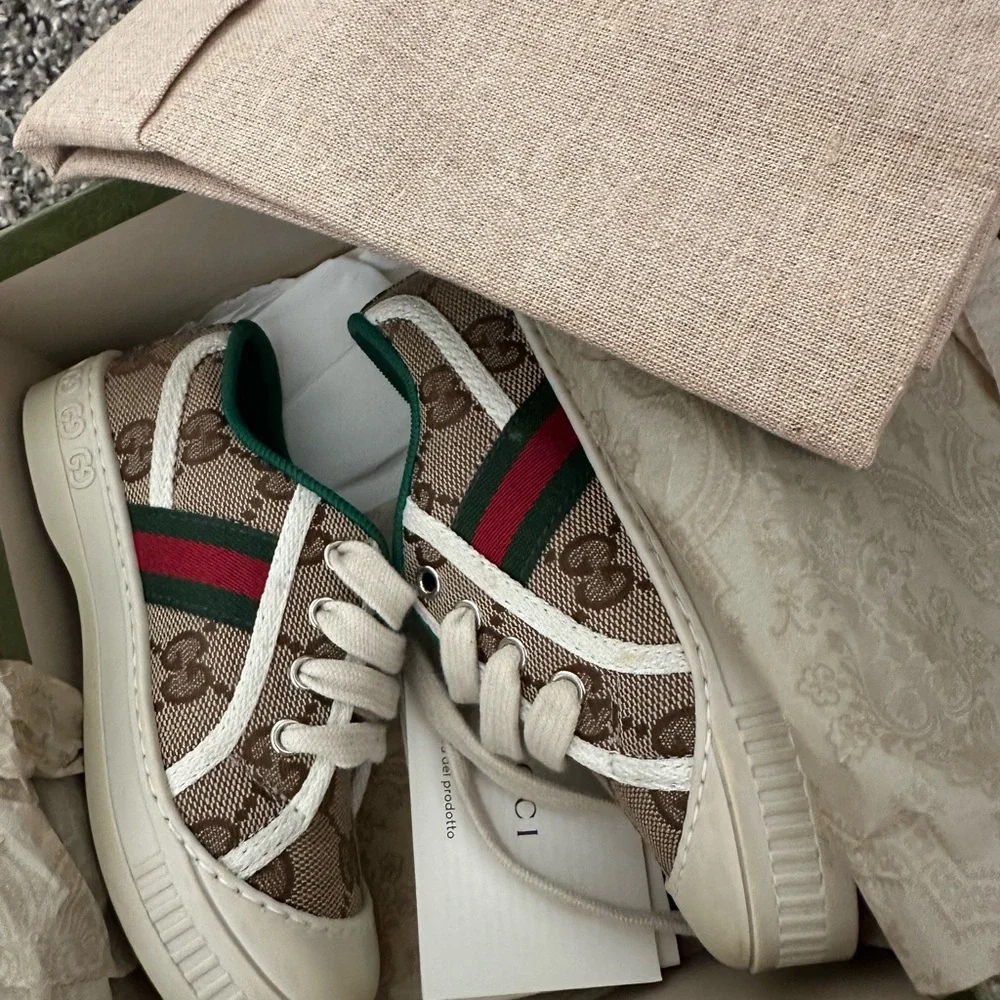 Gucci Kids Beige GG Canvas Sneakers with Green Trim and Red Stripe - Picture 2 of 11
